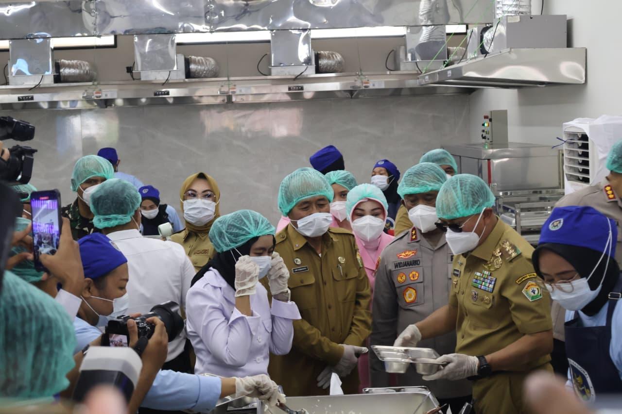 Kapolda dan Gubernur Sultra Resmikan SPPG Polri di Polresta Kendari